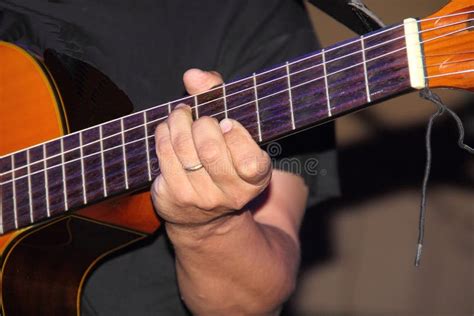 Mains De Guitariste Jouant Une Guitare Photo Stock Image Du Masculin