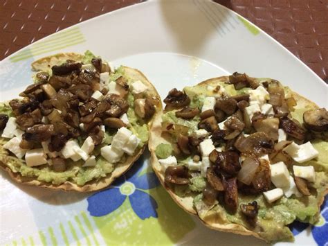 Tostadas de aguacate queso panela y champiñones Food Yummy food Foodie