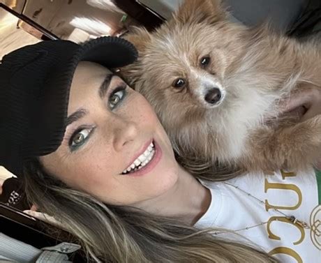 Aracely Ar Mbula Da La Bendici N A Un Perro Afuera De La Bas Lica De