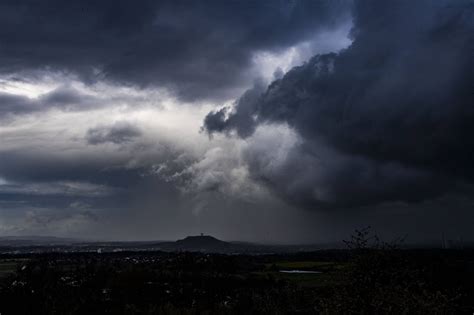 Unwetter im Saarland Starkregen sorgt für überflutete Straßen und Felder