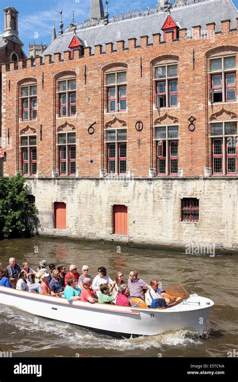 Bandada De Turistas En Un Paseo En Barco Por Los Canales De Brujas