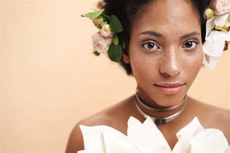 Retrato De Joven Mujer Afroamericana Pecosa Semidesnuda Posando Con