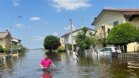 Conselice Alluvione Il Comune Ancora Sott Acqua La Stampa