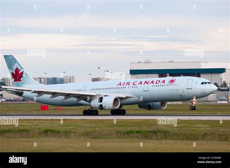 Un Airbus A330 300 d Air Canada jetliner déploie ses inverseurs de