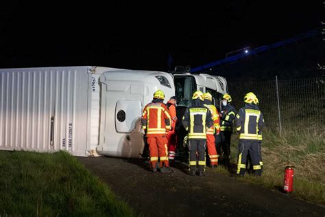 Schwerer Unfall Auf A Lastwagen Durchbricht Leitplanke Und St Rzt