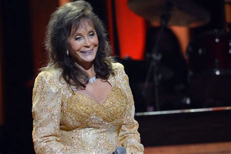 Loretta Lynn Suffers Broken Ribs Cancels Shows