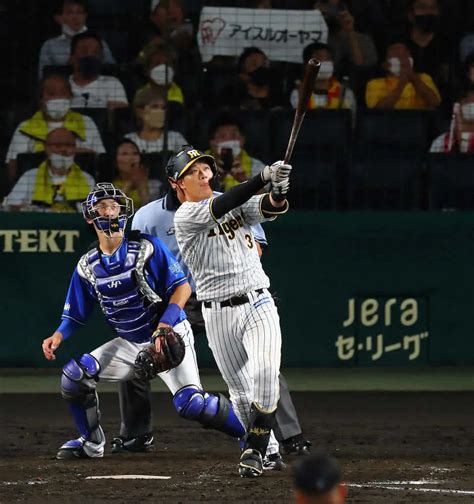 ＜神・d＞ 4回2死一塁、大山は左越えに逆転の2点本塁打を放つ （撮影・後藤 大輝） ― スポニチ Sponichi Annex 野球