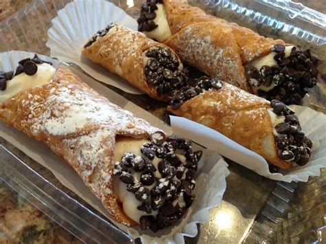 Cannoli | Yummy food, Food cravings, Yummy food dessert