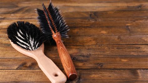 Nettoyer brosse à cheveux et peigne enlevez la poussière