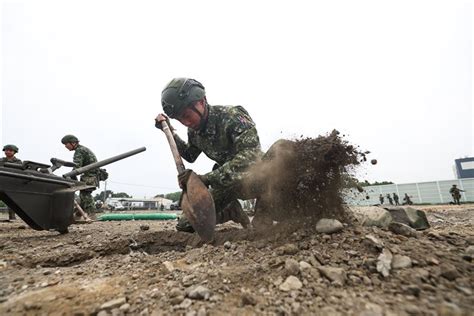 21砲指部夜間射擊 展全天候作戰效能 軍聞 21砲指部夜間射擊 展全天候作戰效能 青年日報