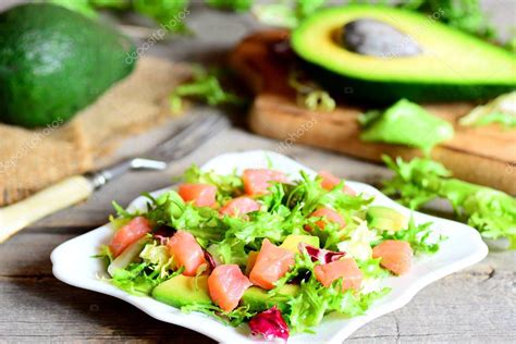 Ensalada de salmón ahumado con mezcla de lechuga aguacate y aceite de