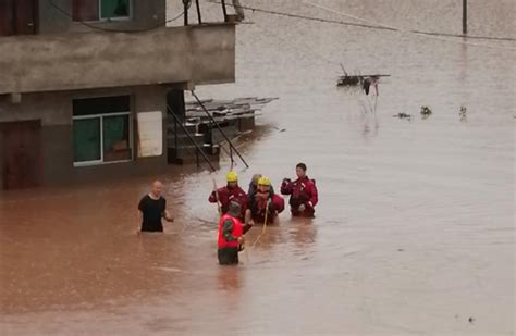 四川达州暴雨致一家四口被困 当地政府组织营救疏散至安全地带腾讯新闻