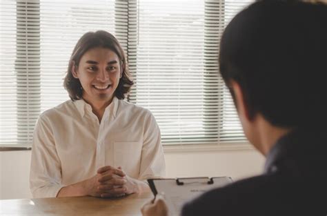 Jovem Sorrindo Durante A Entrevista De Emprego E Explicando Sobre Seu