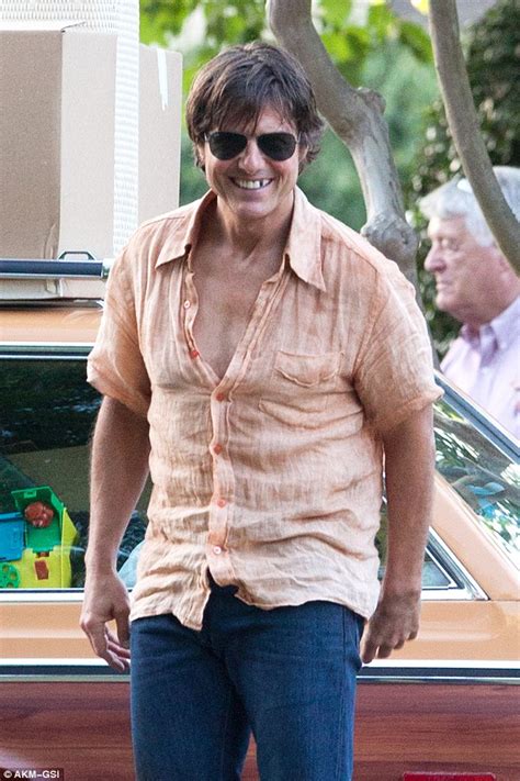 Tom Cruise has 'missing' tooth on set of Mena for Barry Seal role ...