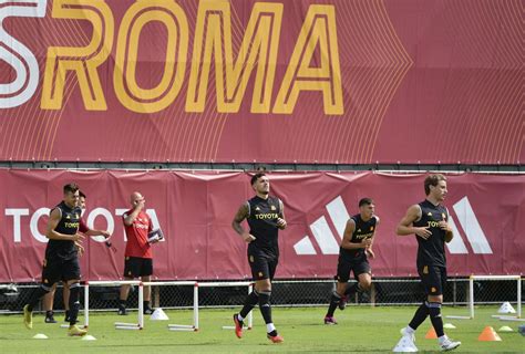 Roma Lallenamento A Trigoria A Due Giorni Dal Big Match Con Il Milan