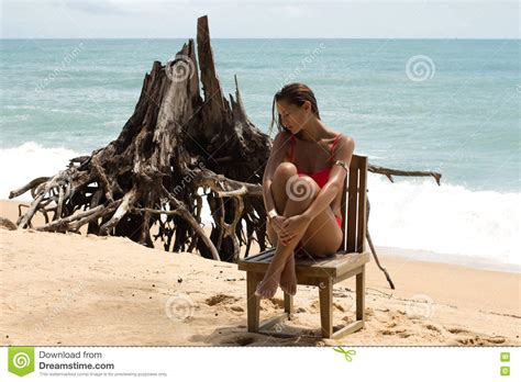 Bella Donna In Occhiali Da Sole E Bikini Rosso Sulla Spiaggia Sguardo Di Modo Signora Sexy
