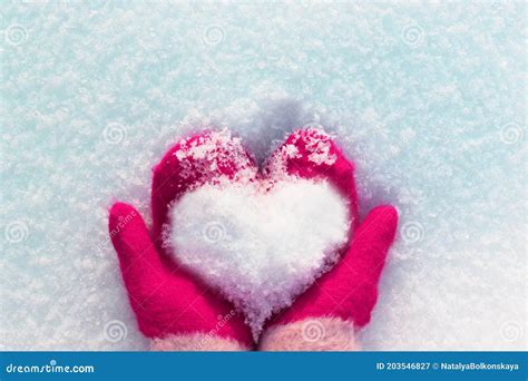 Mãos Em Luvas De Malha Coração Feito De Neve Num Dia De Inverno