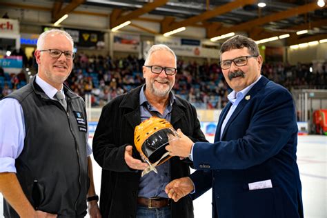 EDEKA Kunden Gewinnen Original Helme Und Tickets Der Fischtown Pinguins