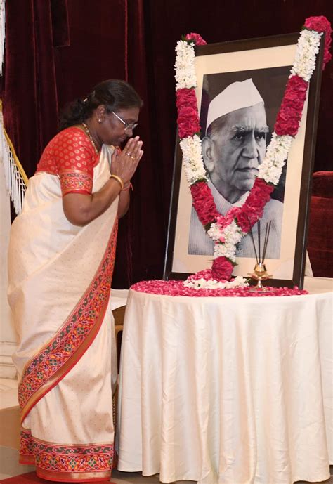 President Of India Pays Floral Tributes To Fakhruddin Ali Ahmed On His ...