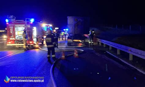 Po Ar Opon W Przyczepie Samochodu Ci Arowego Na Autostradzie A O