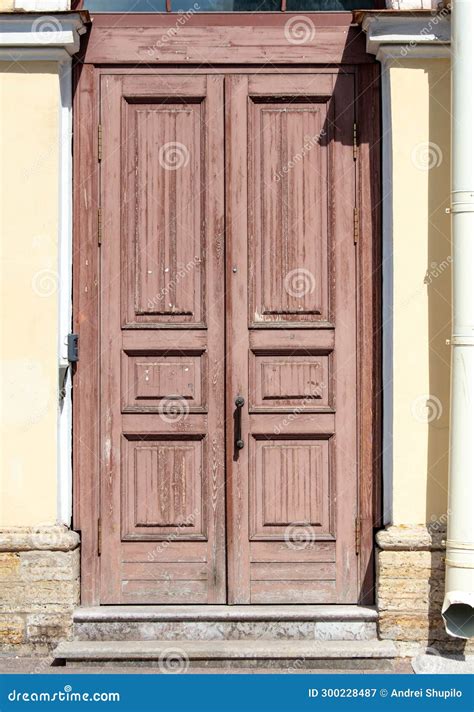 Edificio Antiguo De Puertas De Madera Fondo Imagen De Archivo Imagen