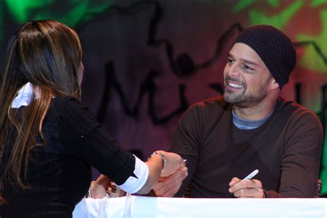 Galer A De Fotos Ricky Martin Firma De Aut Grafos En M Xico Tvnotiblog