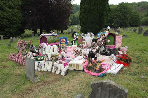 Queen Big Fat Gypsy Funeral £16k Of Flowers And White Limos In Memory