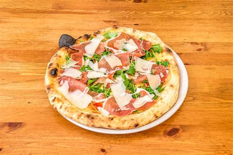 Pizza Rucola Italiana Con Fette Di Parmigiano Reggiano E Prosciutto Con