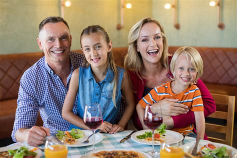 Family Restaurant - 1,800+ Casual Dining Family Restaurant Stock Photos, Pictures & Royalty ...