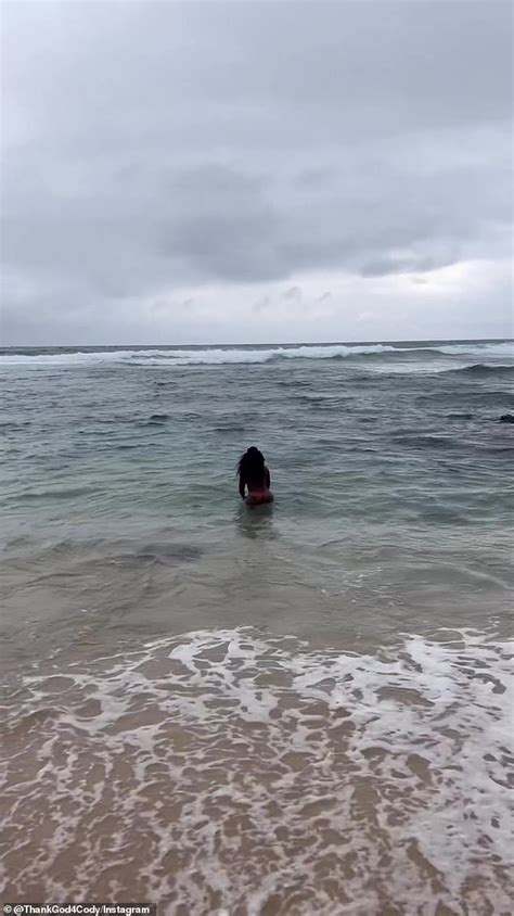 Sza Wows In Pink And White Patterned Bikini As She Frolics With Her