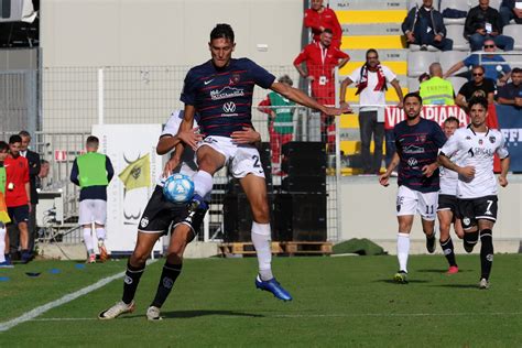 Cosenza Sempre Primo Per Ammonizioni Ricevute Tifo Cosenza