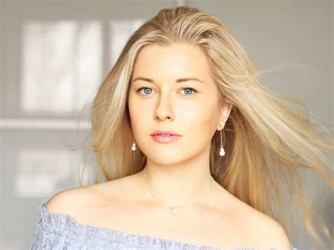 Must Try Pearl Blonde Hair Styles For An On Point Look