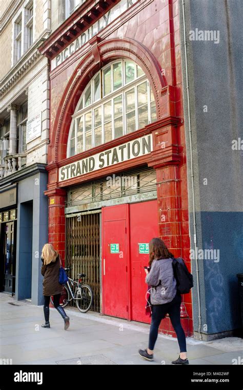 Londons underground stations hi-res stock photography and images - Alamy