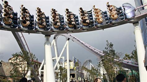 Roller Coaster Universal Studio Jepang Mendadak Macet Pengunjung