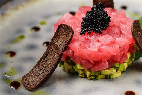 Tartar De Atun Aguacate Y Caviar Foto Premium