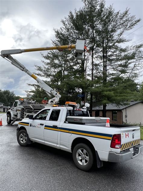 Hydro Ottawa On Twitter Tree Down On Line Crews Making Repairs To