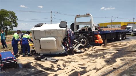 Caminhoneiro fica ferido após bater em carreta na BR 135 em Bocaiuva