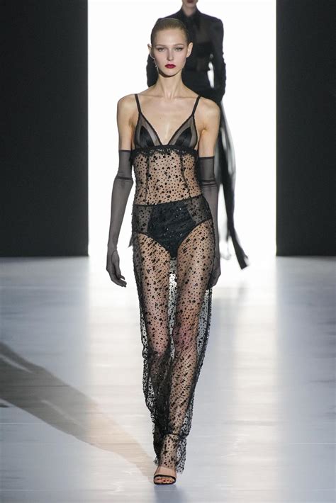 Bikini à fleurs bas résille et body en dentelle Deva Cassel pin up envoûtante pour le