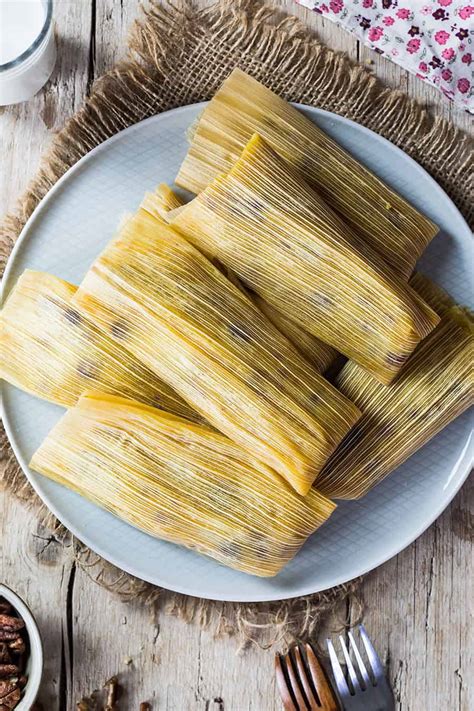 Tamales de piña con pecanas y pasas