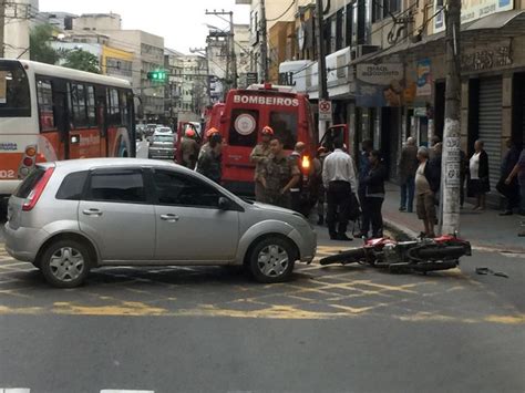 G1 Carro Atinge Moto Em Cruzamento De Barra Mansa RJ E Fere