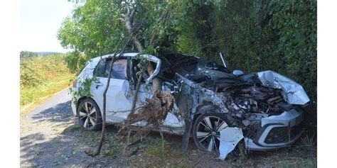 Rigny sur Arroux Une voiture percute et arrache un arbre un blessé grave