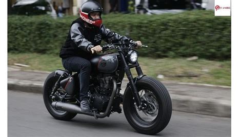 This Custom Royal Enfield Classic 500 Bobber Gets Air Suspension