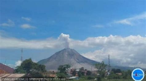 Gunung Sinabung Erupsi Tinggi Kolom Abu Capai Meter