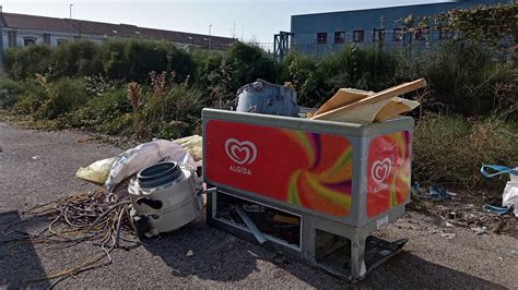 Scaricano Rifiuti Da Un Furgone E Li Abbandonano Per Strada Multate 3