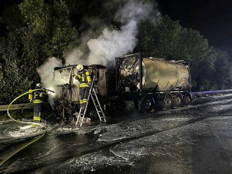 Gefahrguttransporters Zugmaschine Brennt Auf Der BAB 43