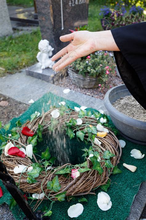 EKMD Nachrichten Kirchen Fordern Nachbesserungen Im Bestattungsgesetz