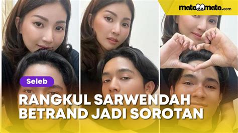 Rangkul Sarwendah Saat Jualan Online Posisi Tangan Betrand Peto Bikin