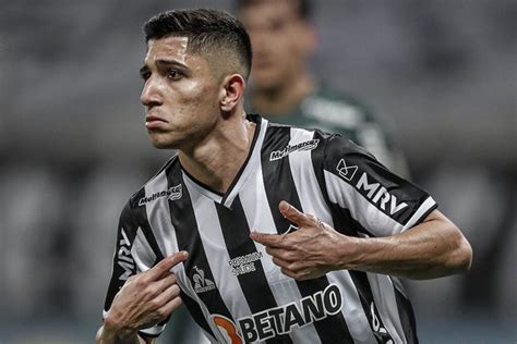 Botafogo anuncia contratação do atacante Savarino