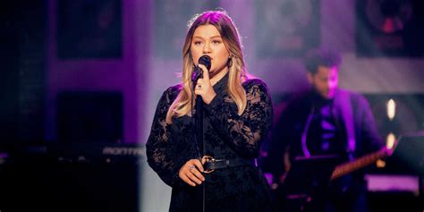 Watch Kelly Clarkson Crush It With Sultry Cover Of Chris Isaak S