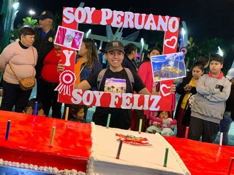 Fiestas Patrias Vecinos De Nuevo Chimbote Celebran Con Torta Bicolor